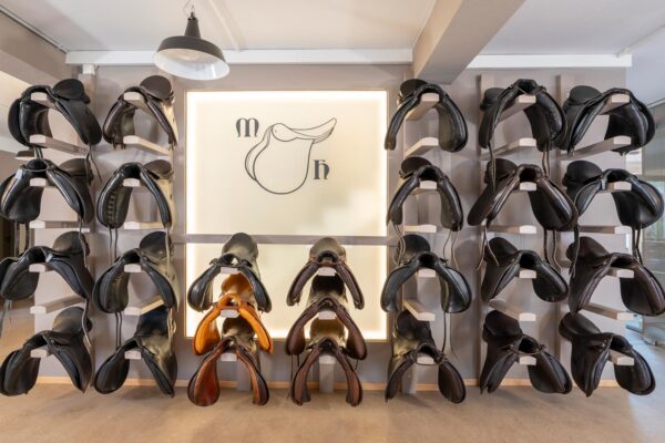 Sattelregal-der-Sattlerei-Hoepfner